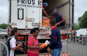 Moradores de Boa Vista formam fila gigante para receber doações de salsichas barradas pela Venezuela