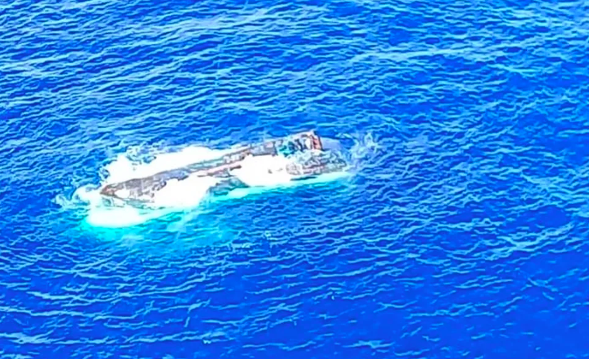 Marinha encontra barco pesqueiro virado