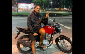 Motoboy viraliza ao comer lanche de clientes